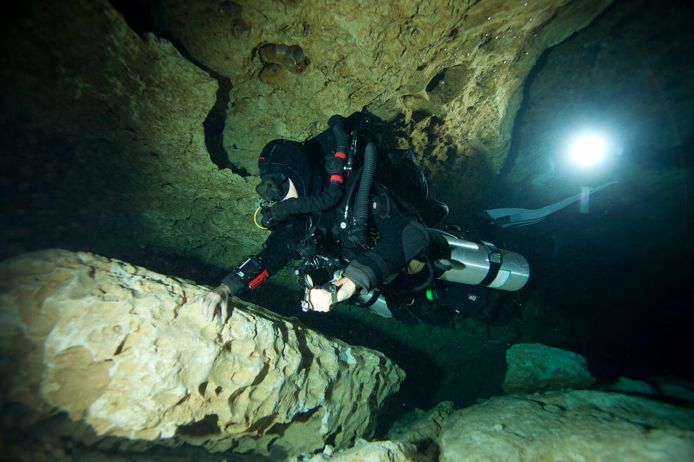 Mergulhador técnico em ambiente cavernoso