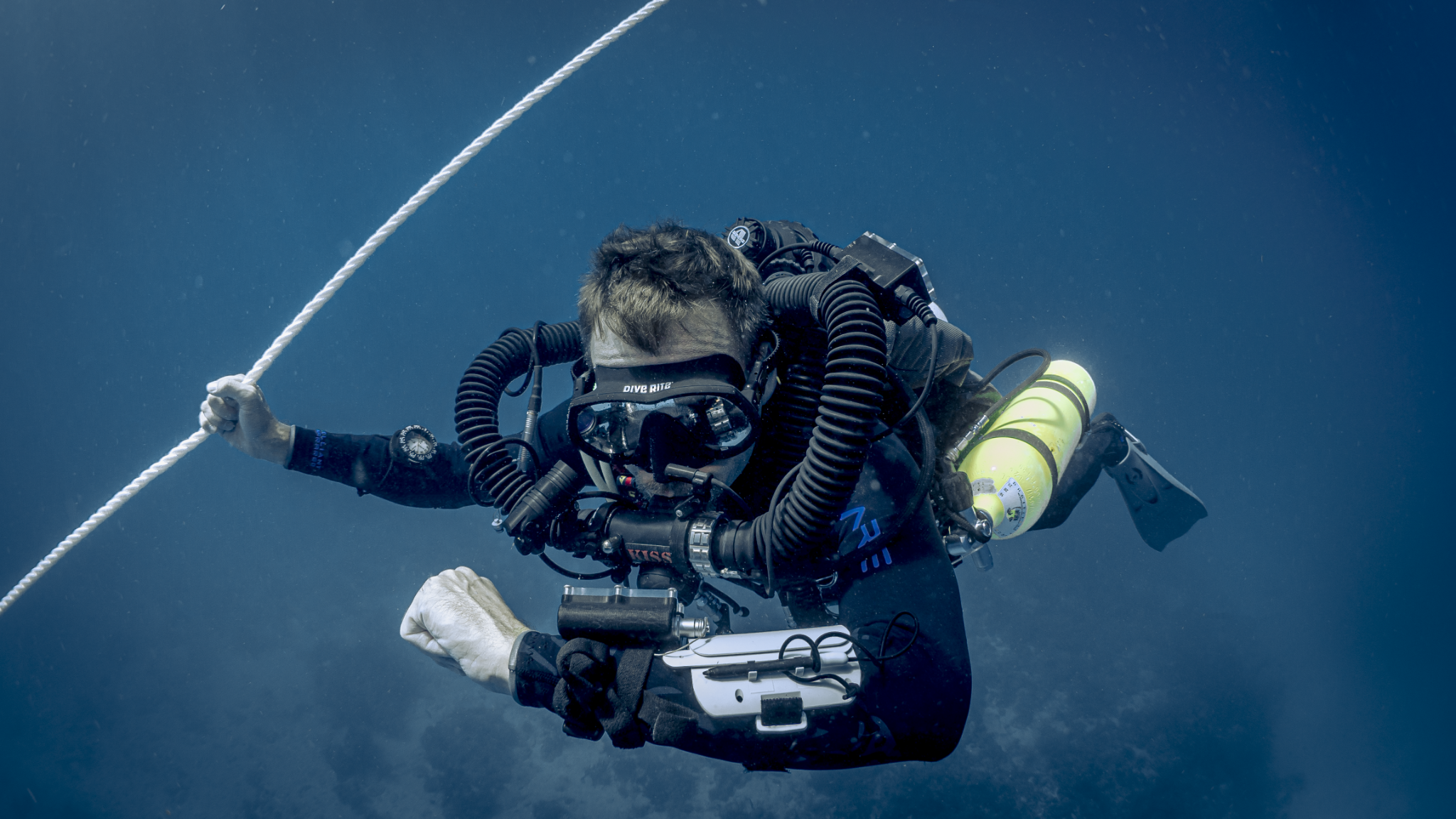 Mergulhador em rebreather controlando a linha