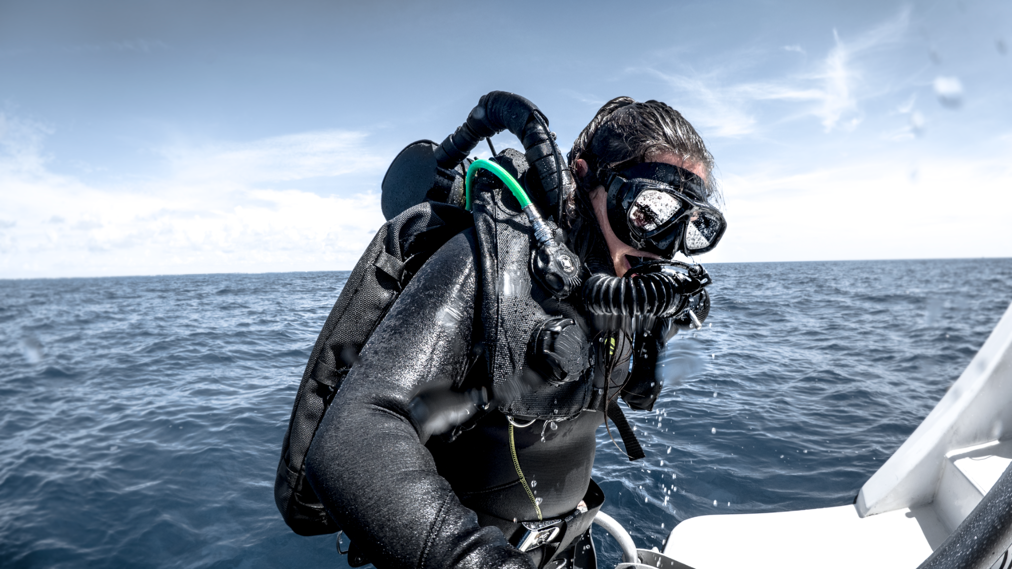 Mergulhador técnico saindo do mar