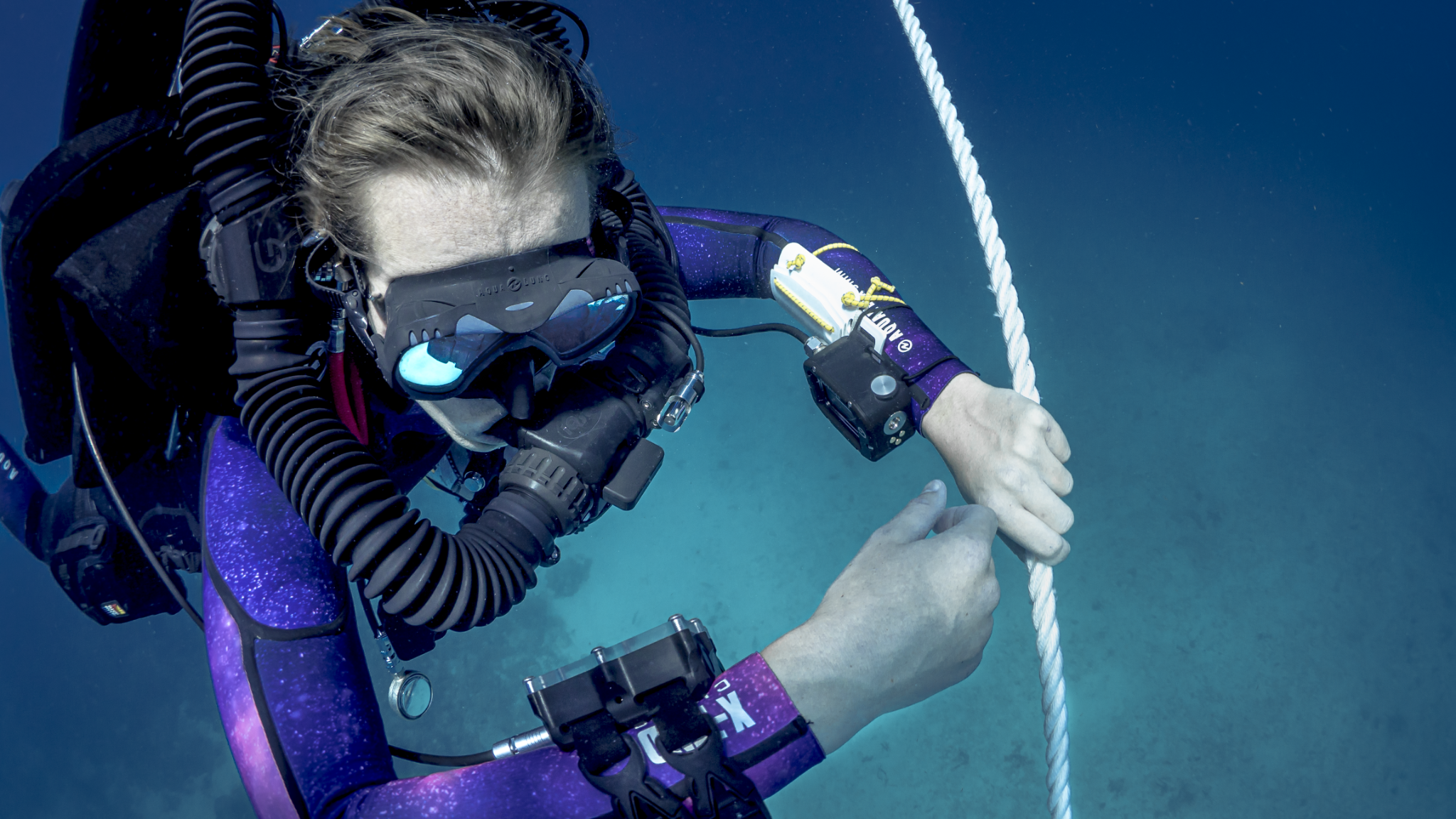 Mergulhadora técnica TDI em rebreather durante exercício de linha